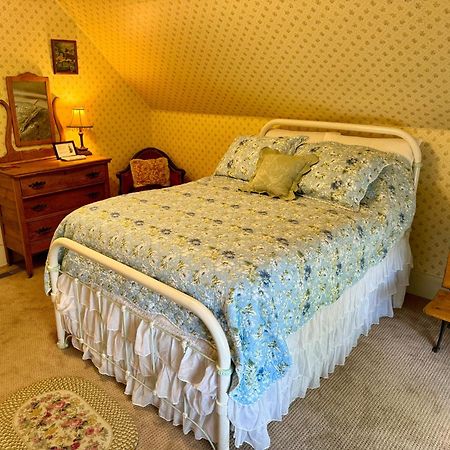 Pansy'S Parlor Bed & Breakfast Golden Buitenkant foto