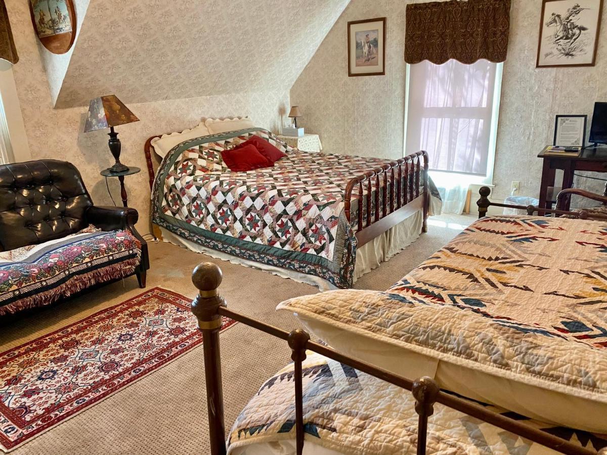 Pansy'S Parlor Bed & Breakfast Golden Buitenkant foto