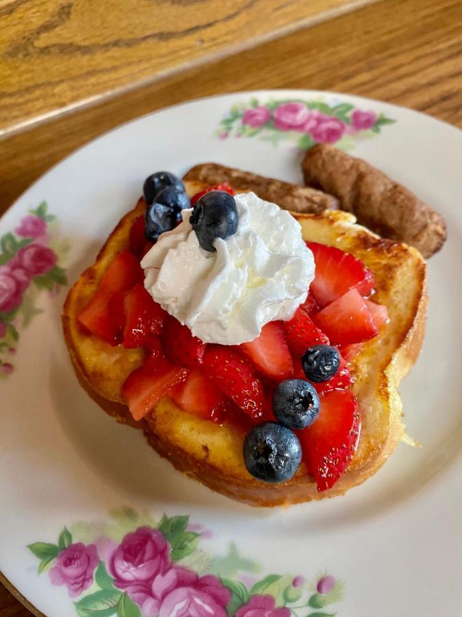 Pansy'S Parlor Bed & Breakfast Golden Buitenkant foto
