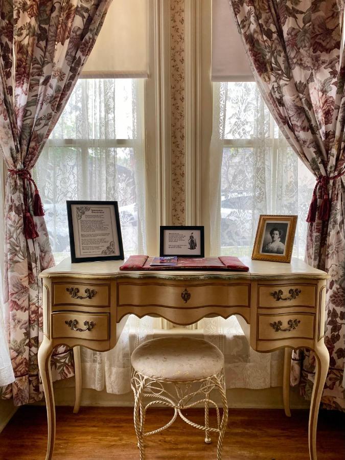Pansy'S Parlor Bed & Breakfast Golden Buitenkant foto