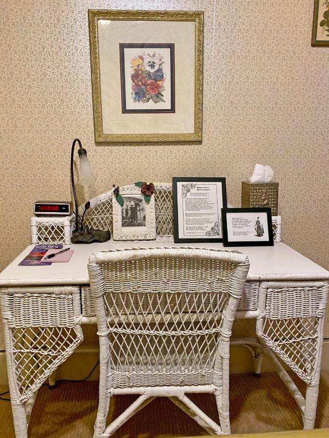 Pansy'S Parlor Bed & Breakfast Golden Buitenkant foto
