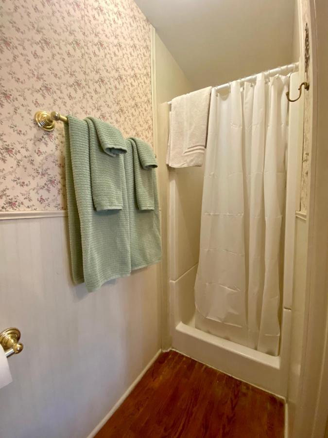 Pansy'S Parlor Bed & Breakfast Golden Buitenkant foto