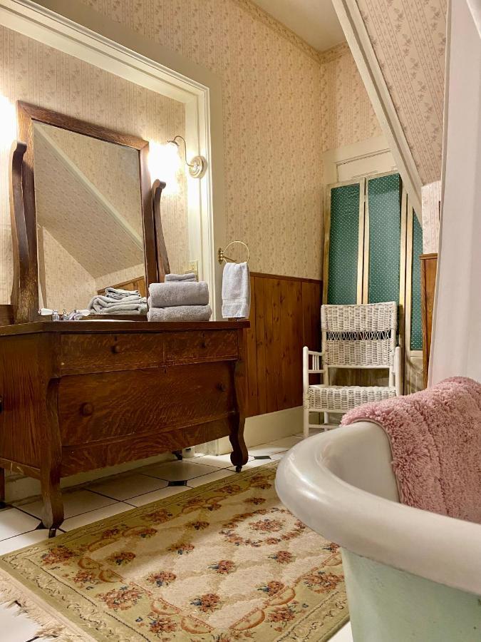 Pansy'S Parlor Bed & Breakfast Golden Buitenkant foto