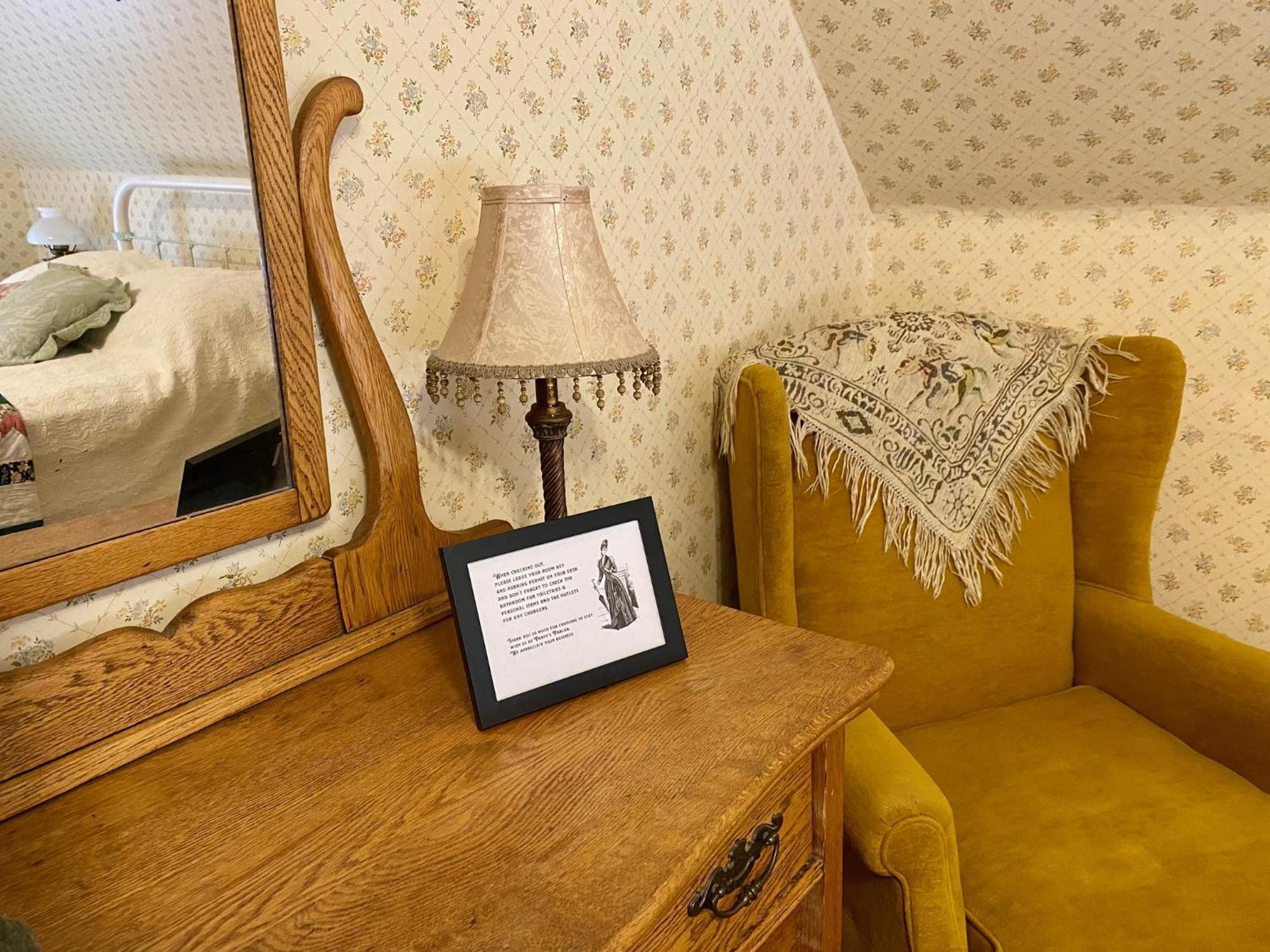 Pansy'S Parlor Bed & Breakfast Golden Buitenkant foto